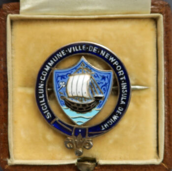 Newport Isle of Wight enamel badge presented at 1911 Coronation of George V given by the Mayor