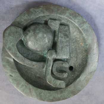MB110004 Pyramus and Thisbe medal whispering into the hole in the wall