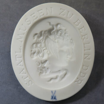 MB110119 Germany Staatliche Museen Berlin DDR Meissen porcelain medal Medea