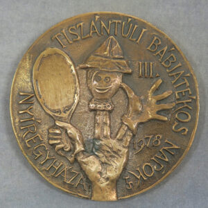 Puppeteer with mirror puppet and glove bronze medal